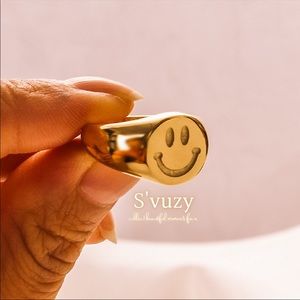 18k gold plated stainless steel smiley face ring. Size 6. Never worn.